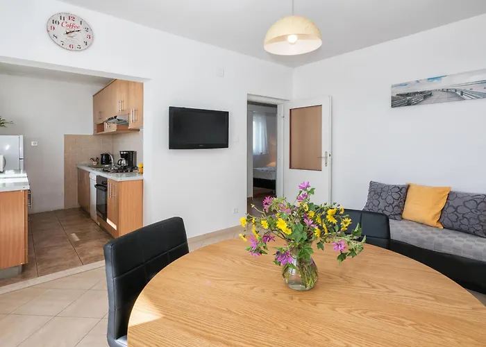 Apartment La Le With Big Terrace
